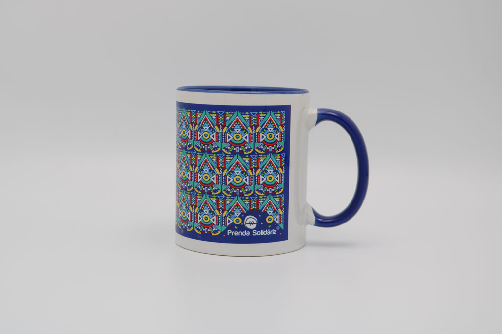 Caneca azul com padrão aficano