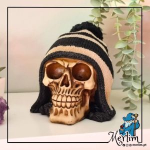 Caveira de resina com gorro