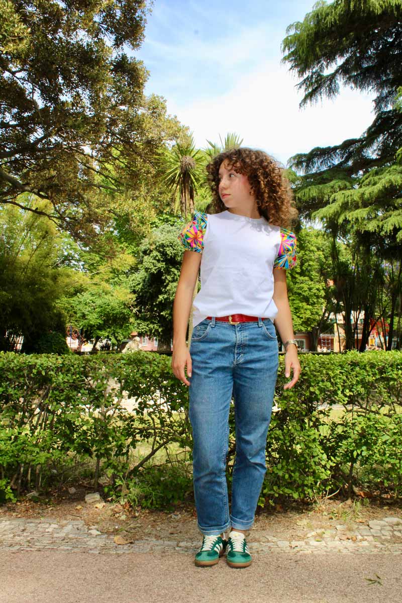 T-shirt com manga abalonada de capulana colorida - Image 3