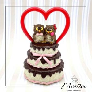 Mocho e coruja em cima de um bolo de casamento feito em resina