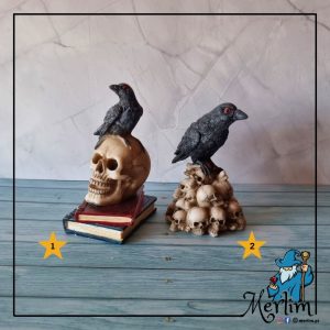 Caveira resina com corvo em cima de: livros ou pilha de crânios