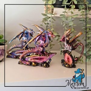 Dragão de resina em cima de cristal