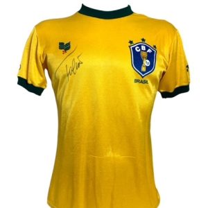Camisa Brasil 1981 autografada pelo jogador Falcão